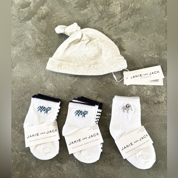 Janie and Jack gender neutral bundle accessories 0-6 months socks hat new - Picture 1 of 4